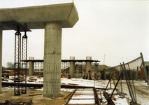 847275 Afbeelding van de opbouw van de pijlers met de pijlerbalken voor de Drie Sluizenbrug over de Eem in de S04 ...